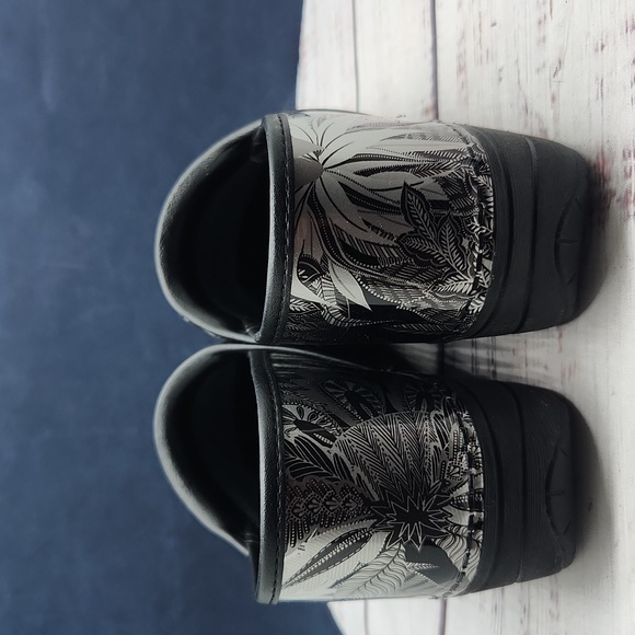 NEW Dansko XP 2.0 Metallic Silver Jungle Clogs Size 36 6 - Picture 6 of 10